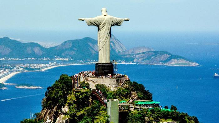Río de Janeiro es una ciudad costera de Brasil, famosa por sus playas y la estatua del Cristo Redentor. Río de Janeiro es una ciudad costera de Brasil, famosa por sus playas y la estatua del Cristo Redentor.