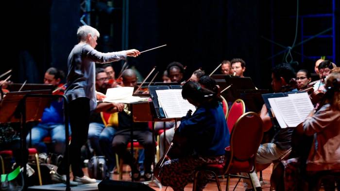 La directora de orquesta estadounidense Nell Flanders elogió la labor de la orquesta. La directora de orquesta estadounidense Nell Flanders elogió la labor de la orquesta.