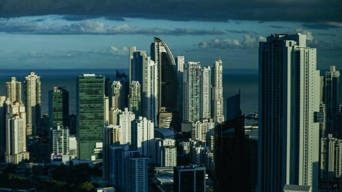 Las proyecciones apuntan a un crecimiento económico moderado, entre el 3 % y 5 %, con una estimación central del 4 % para Panamá. Las proyecciones apuntan a un crecimiento económico moderado, entre el 3 % y 5 %, con una estimación central del 4 % para Panamá.