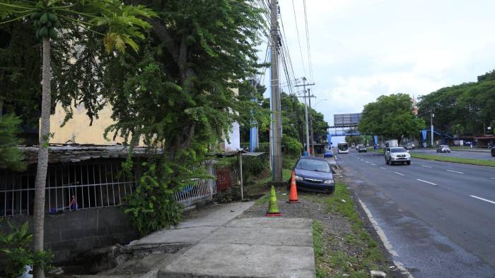 En Veranillo, los vecinos observan desde sus casas el conflicto que se libra frente a sus puertas: no protestan, pero viven sus consecuencias. En Veranillo, los vecinos observan desde sus casas el conflicto que se libra frente a sus puertas: no protestan, pero viven sus consecuencias.