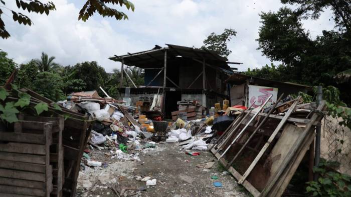 En Kuna Nega las personas están propensas al dengue por la acumulación de basura y objetos inncesarios. En Kuna Nega las personas están propensas al dengue por la acumulación de basura y objetos inncesarios.