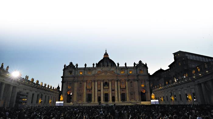 Una vista general muestra a la multitud frente a la basílica de San Pedro por la noche, durante el cónclave para elegir a un nuevo papa, el 7 de mayo de 2025. Una vista general muestra a la multitud frente a la basílica de San Pedro por la noche, durante el cónclave para elegir a un nuevo papa, el 7 de mayo de 2025.