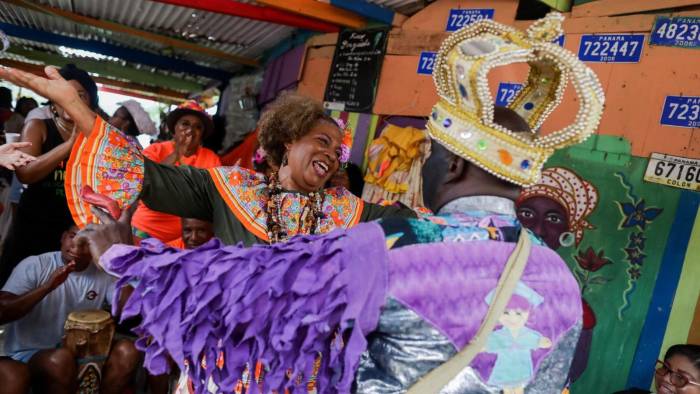 Una pareja baila durante el 14.º Festival de Diablos y Congos: Raíces, Tambores y Danzas. Una pareja baila durante el 14.º Festival de Diablos y Congos: Raíces, Tambores y Danzas.