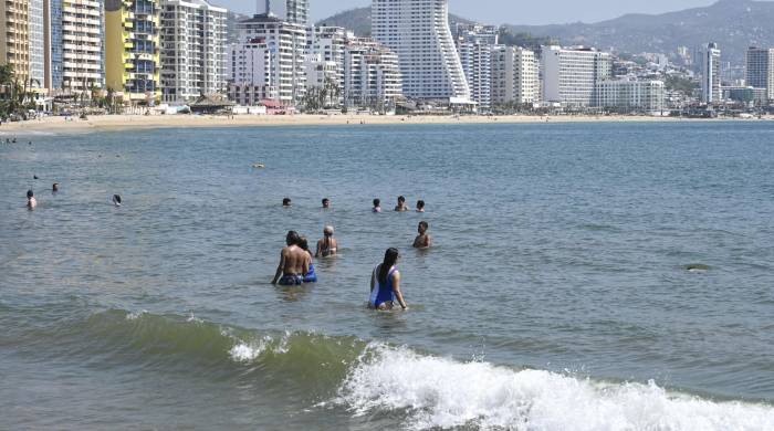 Imagen de archivo donde turistas disfrutan de la playa Papagayo en Acapulco, México. Imagen de archivo donde turistas disfrutan de la playa Papagayo en Acapulco, México.