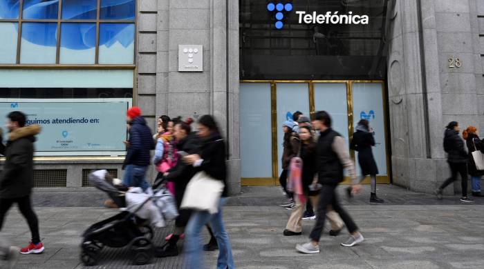 Peatones caminan frente a la sede de Telefónica en Madrid el 3 de diciembre de 2023. Peatones caminan frente a la sede de Telefónica en Madrid el 3 de diciembre de 2023.