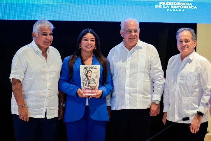 José Raúl Mulino, presidente de la República junto Karen González, presidenta de la Asociación de Mujeres Productoras de Arroz Bajo Carbono y los ministros Roberto Linares, de Desarrollo Agropecuario y Juan Carlos Navarro, de Ambiente. José Raúl Mulino, presidente de la República junto Karen González, presidenta de la Asociación de Mujeres Productoras de Arroz Bajo Carbono y los ministros Roberto Linares, de Desarrollo Agropecuario y Juan Carlos Navarro, de Ambiente.