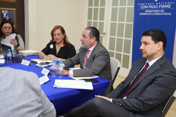 Durante el encuentro, los miembros del Consejo compartieron valiosos aportes para impulsar el uso responsable de la información y promover sanciones ante el uso indebido de las bases de datos. Durante el encuentro, los miembros del Consejo compartieron valiosos aportes para impulsar el uso responsable de la información y promover sanciones ante el uso indebido de las bases de datos.