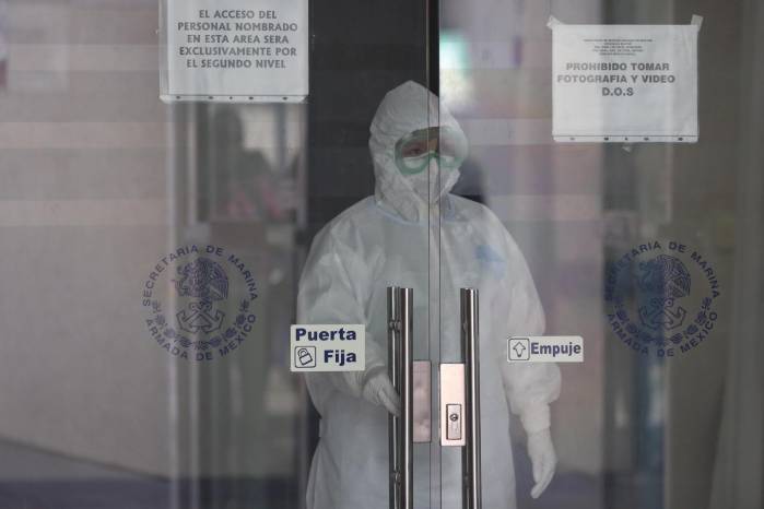 Fotografía de archivo de una persona en el Centro Médico Naval en Ciudad de México. Fotografía de archivo de una persona en el Centro Médico Naval en Ciudad de México.