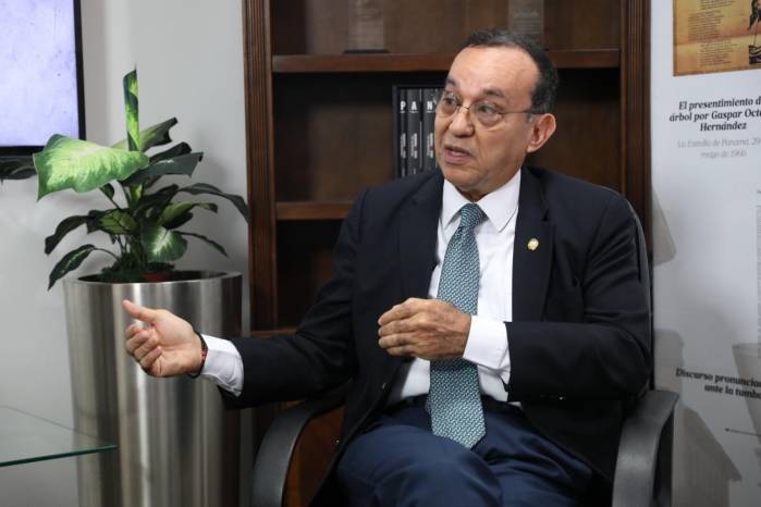 Eduardo Flores Castro, rector de la Universidad de Panamá, culminará en septiembre de 2026 sus 10 años de gestión correspondientes a dos periodos consecutivos. Eduardo Flores Castro, rector de la Universidad de Panamá, culminará en septiembre de 2026 sus 10 años de gestión correspondientes a dos periodos consecutivos.
