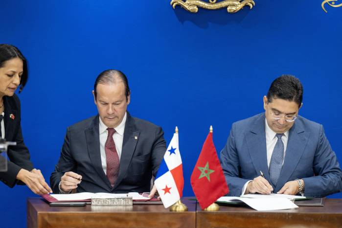 El Ministro de Asuntos Exteriores de Marruecos, la cooperación africana y los expatriados marroquíes Nasser Bourita (R) y el ministro de Relaciones Exteriores de Panamá, Javier Eduardo Martínez (L), firman acuerdos bilaterales después de su reunión en Rabat, Marruecos, 16 de junio de 2025. (Marruecos) El Ministro de Asuntos Exteriores de Marruecos, la cooperación africana y los expatriados marroquíes Nasser Bourita (R) y el ministro de Relaciones Exteriores de Panamá, Javier Eduardo Martínez (L), firman acuerdos bilaterales después de su reunión en Rabat, Marruecos, 16 de junio de 2025. (Marruecos)