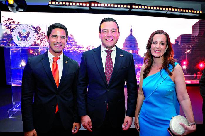 Los diputados José Pérez Barboni, el embajador de Estados Unidos, Kevin Marino Cabrera y la diputada Janine Prado. Los diputados José Pérez Barboni, el embajador de Estados Unidos, Kevin Marino Cabrera y la diputada Janine Prado.