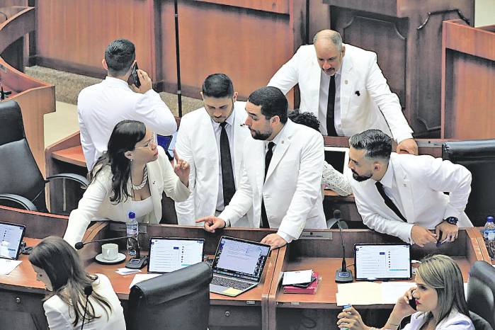 Vamos se definió, se identificó y se construyó en lucha y denuncia de la corrupción y la opacidad. Vamos se definió, se identificó y se construyó en lucha y denuncia de la corrupción y la opacidad.