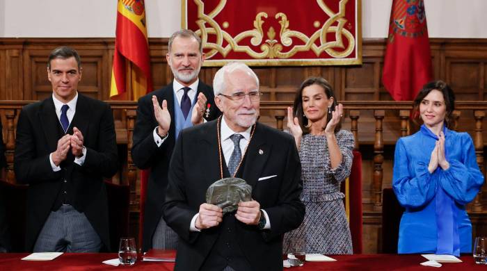 Luis Mateo Diez recibe el aplauso de la mesa principal y de la audiencia al recibir el premio Cervantes.