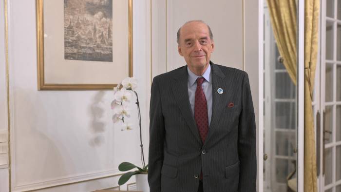El ministro de Relaciones Exteriores de Colombia, Álvaro Leyva, de 81 años, posa tras una entrevista realizada en la residencia del embajador colombiano durante su visita a París, en el marco del Foro de París por la Paz, el 10 de noviembre de 2023. El ministro de Relaciones Exteriores de Colombia, Álvaro Leyva, de 81 años, posa tras una entrevista realizada en la residencia del embajador colombiano durante su visita a París, en el marco del Foro de París por la Paz, el 10 de noviembre de 2023.