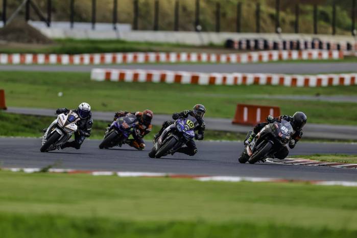 La motovelocidad también se tomo la pista. La motovelocidad también se tomo la pista.