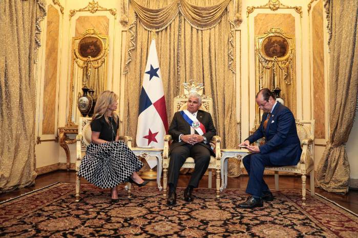 Pavlovich Arellano fue recibida por Mulino y Martínez-Acha en el Palacio de Las Garzas. Pavlovich Arellano fue recibida por Mulino y Martínez-Acha en el Palacio de Las Garzas.