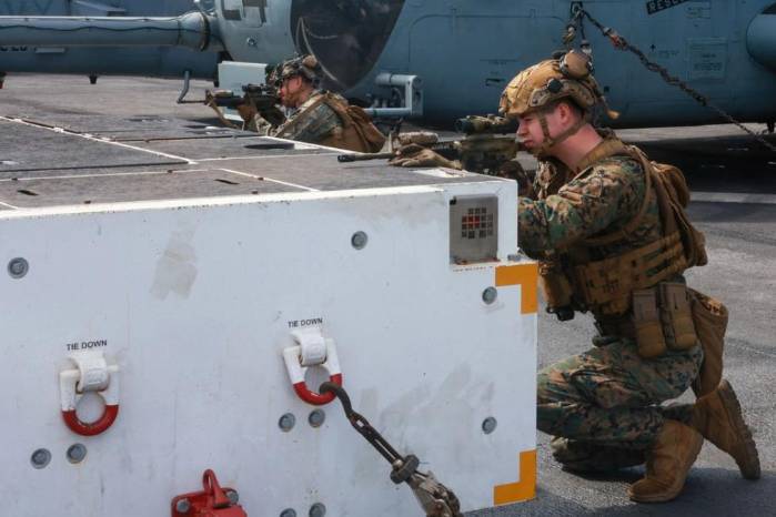 Marines durante una simulación en la cubierta del navío de ataque anfibio USS Iwo Jima. Marines durante una simulación en la cubierta del navío de ataque anfibio USS Iwo Jima.