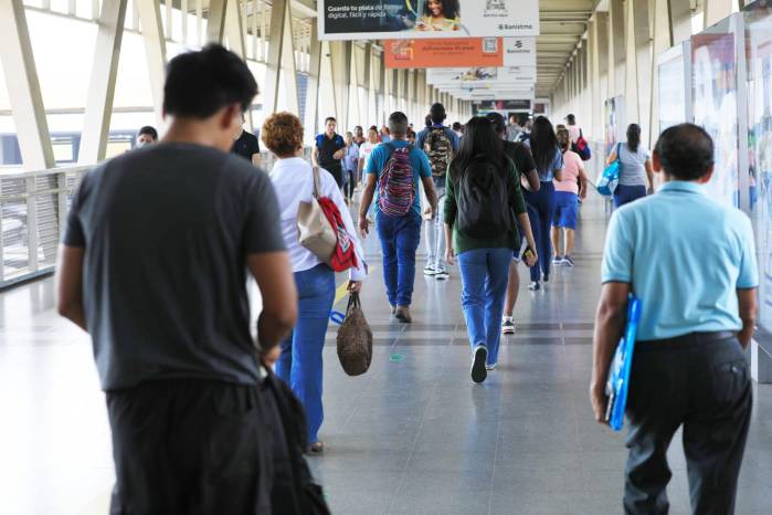 Mejorar el capital humano, a través de mejores currículos escolares y universitarios fueron uno de las principales recomendaciones. Mejorar el capital humano, a través de mejores currículos escolares y universitarios fueron uno de las principales recomendaciones.