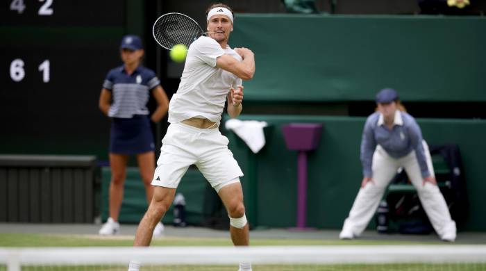 El tenista alemán Alexander Zverev en acción durante el partido de tercera ronda que han jugado Cameron Norrie y Alexander Zverev en Wimbledon, Reino Unido. El tenista alemán Alexander Zverev en acción durante el partido de tercera ronda que han jugado Cameron Norrie y Alexander Zverev en Wimbledon, Reino Unido.