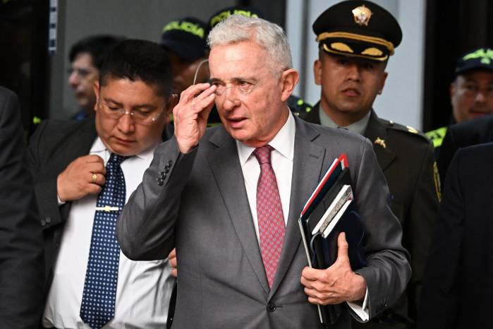 El expresidente colombiano Álvaro Uribe hace un gesto afuera de un complejo judicial al final de su juicio en Bogotá el 10 de febrero de 2025. El expresidente colombiano Álvaro Uribe hace un gesto afuera de un complejo judicial al final de su juicio en Bogotá el 10 de febrero de 2025.
