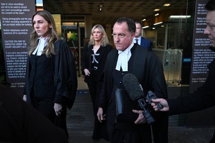 El equipo de defensa de Erin Patterson (de izq. a der.): la abogada Sophie Stafford, la abogada Ophelia Holloway y el abogado Colin Mandy SC salen del Tribunal de Magistrados de Latrobe Valley en Morwell, Victoria, Australia, el 7 de julio de 2025. El equipo de defensa de Erin Patterson (de izq. a der.): la abogada Sophie Stafford, la abogada Ophelia Holloway y el abogado Colin Mandy SC salen del Tribunal de Magistrados de Latrobe Valley en Morwell, Victoria, Australia, el 7 de julio de 2025.