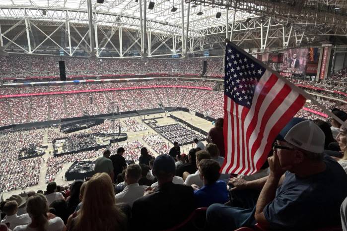 Personas asisten al funeral de Charlie Kirk este domingo, en el Estadio State Farm, en Glendale (Estados Unidos). Personas asisten al funeral de Charlie Kirk este domingo, en el Estadio State Farm, en Glendale (Estados Unidos).