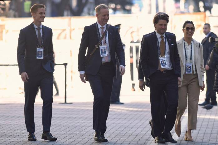 El embajador de Noruega en Argentina, Havlor Seatre (c), llega al Palacio San Martín previo a la cumbre de Mercosur, este miércoles, en Buenos Aires, Argentina. El embajador de Noruega en Argentina, Havlor Seatre (c), llega al Palacio San Martín previo a la cumbre de Mercosur, este miércoles, en Buenos Aires, Argentina.