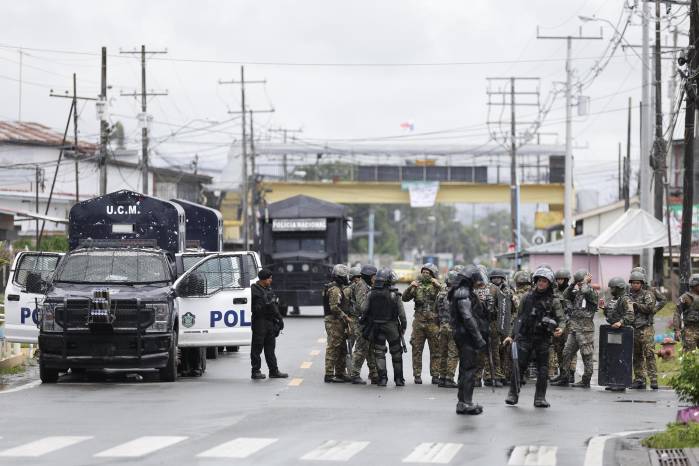 Integrantes de las fuerzas armadas vigilan una zona este viernes en la ciudad de Changuinola una de las principales de la provincia de Bocas del Toro. Integrantes de las fuerzas armadas vigilan una zona este viernes en la ciudad de Changuinola una de las principales de la provincia de Bocas del Toro.