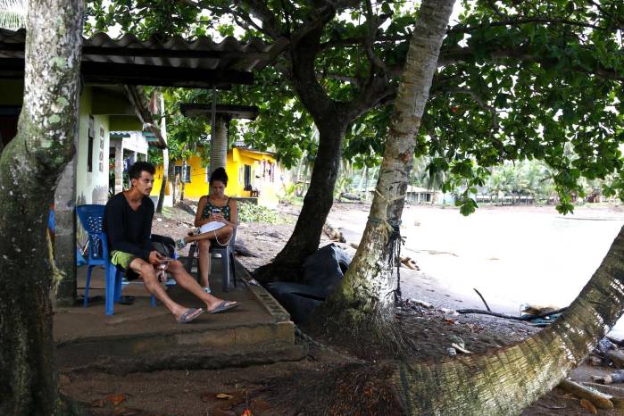 Fotografía del 23 de junio de 2025 de el venezolano Jesús Alfredo Aristigueta, de 32 años, descansando junto a su esposa, en el pueblo pesquero de Miramar, en el Caribe panameño (Panamá). Fotografía del 23 de junio de 2025 de el venezolano Jesús Alfredo Aristigueta, de 32 años, descansando junto a su esposa, en el pueblo pesquero de Miramar, en el Caribe panameño (Panamá).