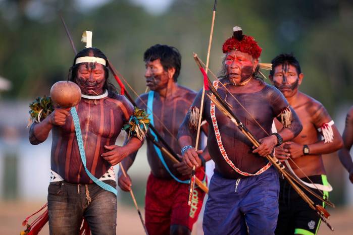 Indígenas de la etnia Xikrin participando en una danza de celebración en la aldea Mrotidjam, en la reserva indigena Trincheira do Bacaja. Indígenas de la etnia Xikrin participando en una danza de celebración en la aldea Mrotidjam, en la reserva indigena Trincheira do Bacaja.