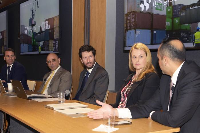 Fotografía que muestra desde la izquierda al socio de FGS Global, Matthis Kaiser; el socio de FGS Global, José Parra; el delegado de la Oficina de EFE, Jairo Mejia; la socia directora de FGS Global, Sarah Trister, y el asociado y asesor en Política Comercial en Sandler, Travis & Rosenberg, David Olave, hablando durante el foro Comercio, aranceles y diplomacia: un análisis de las relaciones de Estados Unidos con América Latina y España en Washington. Fotografía que muestra desde la izquierda al socio de FGS Global, Matthis Kaiser; el socio de FGS Global, José Parra; el delegado de la Oficina de EFE, Jairo Mejia; la socia directora de FGS Global, Sarah Trister, y el asociado y asesor en Política Comercial en Sandler, Travis & Rosenberg, David Olave, hablando durante el foro Comercio, aranceles y diplomacia: un análisis de las relaciones de Estados Unidos con América Latina y España en Washington.