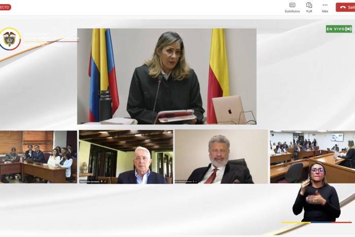 Captura de video del Complejo Judicial de Paloquemao que muestra a la jueza, Sandra Heredia (arriba), al abogado Jaime Granados (2d-abajo) y al expresidente colombiano Álvaro Uribe (2i-abajo), durante una audiencia que se realiza este lunes, en Bogotá (Colombia). Captura de video del Complejo Judicial de Paloquemao que muestra a la jueza, Sandra Heredia (arriba), al abogado Jaime Granados (2d-abajo) y al expresidente colombiano Álvaro Uribe (2i-abajo), durante una audiencia que se realiza este lunes, en Bogotá (Colombia).