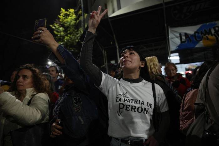 Personas celebran tras conocer los resultados de las elecciones legislativas de la provincia de Buenos Aires frente a la casa de la expresidenta Cristina Fernández, este domingo, en Buenos Aires. Personas celebran tras conocer los resultados de las elecciones legislativas de la provincia de Buenos Aires frente a la casa de la expresidenta Cristina Fernández, este domingo, en Buenos Aires.