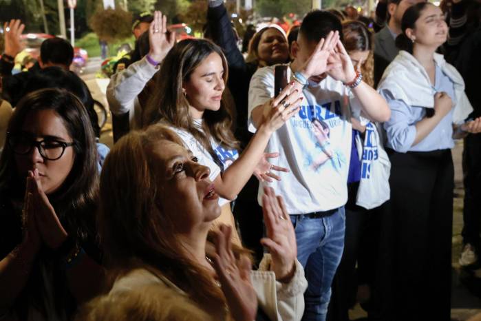 Fotografía de archivo, tomada el pasado 16 de junio, en la que se captó a un grupo de personas al orar por la salud del senador y precandidato presidencial colombiano Miguel Uribe Turbay, frente a la Fundación Santa Fe, en Bogotá (Colombia). Fotografía de archivo, tomada el pasado 16 de junio, en la que se captó a un grupo de personas al orar por la salud del senador y precandidato presidencial colombiano Miguel Uribe Turbay, frente a la Fundación Santa Fe, en Bogotá (Colombia).