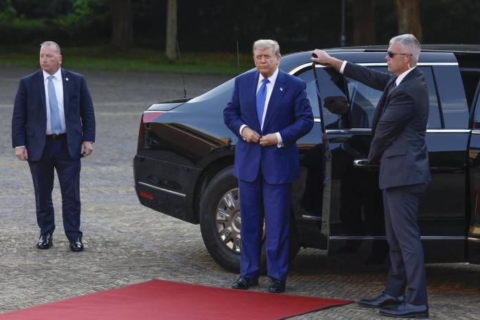 El presidente de los Estados Unidos, Donald Trump, a su llegada a una cena de trabajo ofrecida por los monarcas neerlandeses en el marco de la Cumbre de la OTAN, este martes en el Palacio Huis ten Bosch de La Haya. El presidente de los Estados Unidos, Donald Trump, a su llegada a una cena de trabajo ofrecida por los monarcas neerlandeses en el marco de la Cumbre de la OTAN, este martes en el Palacio Huis ten Bosch de La Haya.