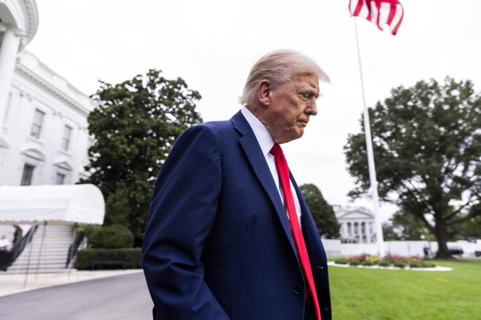 El presidente de EE.UU., Donald Trump, habla con los periodistas antes de salir de la Casa Blanca para el funeral del activista ultraconservador asesinado Charlie Kirk. El presidente de EE.UU., Donald Trump, habla con los periodistas antes de salir de la Casa Blanca para el funeral del activista ultraconservador asesinado Charlie Kirk.