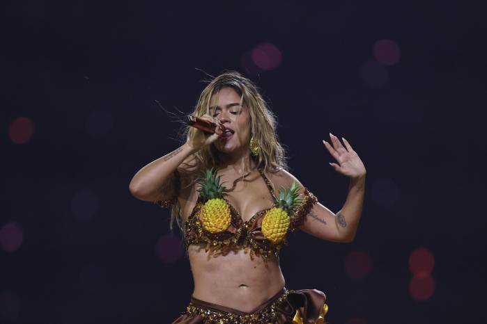 La cantante colombiana Karol G canta en el intermedio de un partido de la NFL entre Los Ángeles Chargers y Kansas City Chiefs en el estadio Neo Química Arena en São Paulo (Brasil). La cantante colombiana Karol G canta en el intermedio de un partido de la NFL entre Los Ángeles Chargers y Kansas City Chiefs en el estadio Neo Química Arena en São Paulo (Brasil).