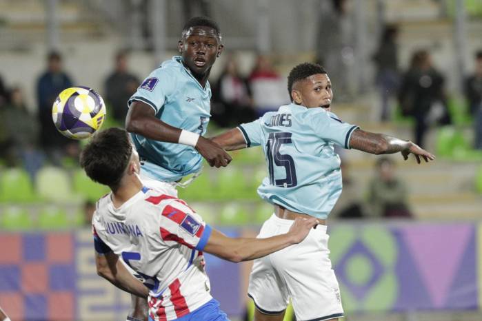 Lucas Quintana de Paraguay cabecea el balón este sábado, al finalizar un partido del grupo B de la Copa Mundial Sub-20 entre Paraguay y Panamá en el estadio Elías Figueroa Brander en Valparaiso. Lucas Quintana de Paraguay cabecea el balón este sábado, al finalizar un partido del grupo B de la Copa Mundial Sub-20 entre Paraguay y Panamá en el estadio Elías Figueroa Brander en Valparaiso.