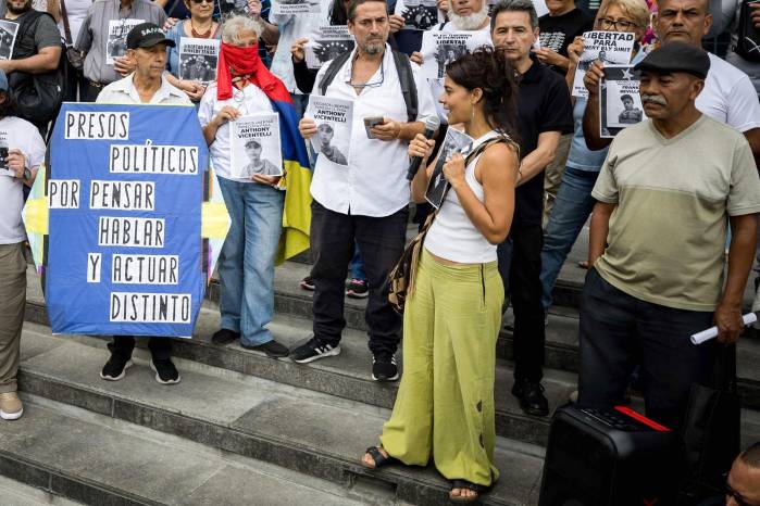 La activista Martha Grajales (2d) habla en una manifestación este viernes, en Caracas. La activista Martha Grajales (2d) habla en una manifestación este viernes, en Caracas.