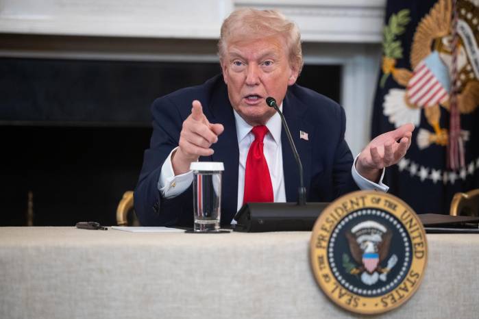 El presidente de EE.UU., Donald Trump, habla durante una mesa redonda en el Comedor de Estado de la Casa Blanca, en Washington D.C., EE. UU., el 8 de octubre de 2025. El presidente de EE.UU., Donald Trump, habla durante una mesa redonda en el Comedor de Estado de la Casa Blanca, en Washington D.C., EE. UU., el 8 de octubre de 2025.