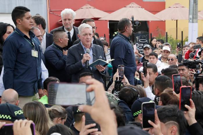 El expresidente Uribe homenajea en el lugar del atentado al asesinado senador Uribe Turbay El expresidente Uribe homenajea en el lugar del atentado al asesinado senador Uribe Turbay