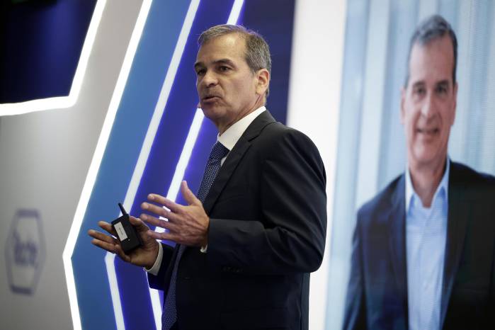 El gerente general de la compañía Roche, Álvaro Soto, habla durante el lanzamiento de una iniciativa este martes en San José. El gerente general de la compañía Roche, Álvaro Soto, habla durante el lanzamiento de una iniciativa este martes en San José.