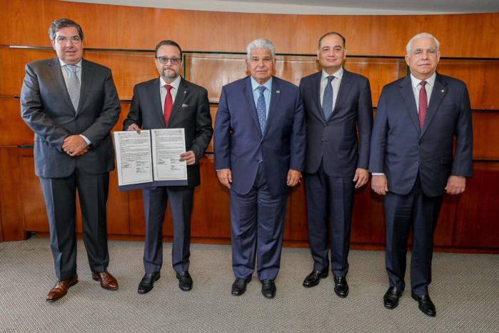Firma de un acuerdo que reinicia las operaciones de la empresa Chiquita en Panamá. Firma de un acuerdo que reinicia las operaciones de la empresa Chiquita en Panamá.