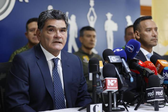 El procurador general, Gregorio Eljach (i), y el ministro de Defensa de Colombia, Pedro Sánchez, asisten a una rueda de prensa este martes, en Bogotá (Colombia). EFE/ Mauricio Dueñas Castañeda El procurador general, Gregorio Eljach (i), y el ministro de Defensa de Colombia, Pedro Sánchez, asisten a una rueda de prensa este martes, en Bogotá (Colombia). EFE/ Mauricio Dueñas Castañeda