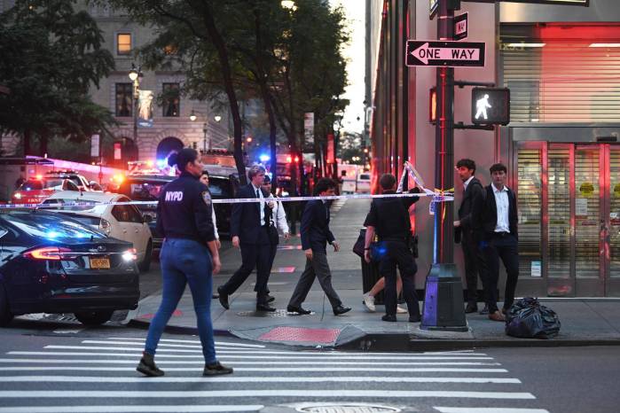 Las cámaras de seguridad muestran al presunto atacante con un rifle M4 en la mano con el que disparó al agente de la policía. Las cámaras de seguridad muestran al presunto atacante con un rifle M4 en la mano con el que disparó al agente de la policía.