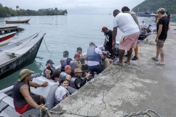 Migrantes abordan embarcaciones el 30 de agosto de 2025 en el puerto de Sapzurro (Colombia). Migrantes abordan embarcaciones el 30 de agosto de 2025 en el puerto de Sapzurro (Colombia).