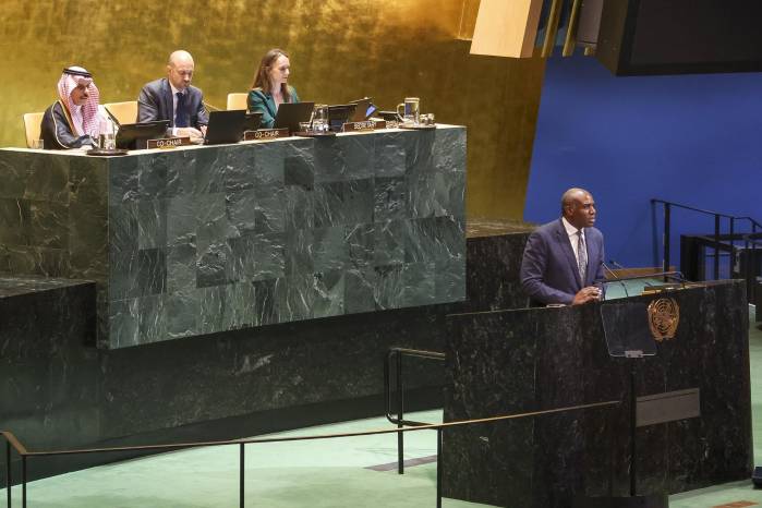 El ministro de Asuntos Exteriores británico, David Lammy (der.), habla durante una conferencia sobre la solución de dos Estados al conflicto israelí-palestino, en la sede de las Naciones Unidas (ONU) en Nueva York. El ministro de Asuntos Exteriores británico, David Lammy (der.), habla durante una conferencia sobre la solución de dos Estados al conflicto israelí-palestino, en la sede de las Naciones Unidas (ONU) en Nueva York.
