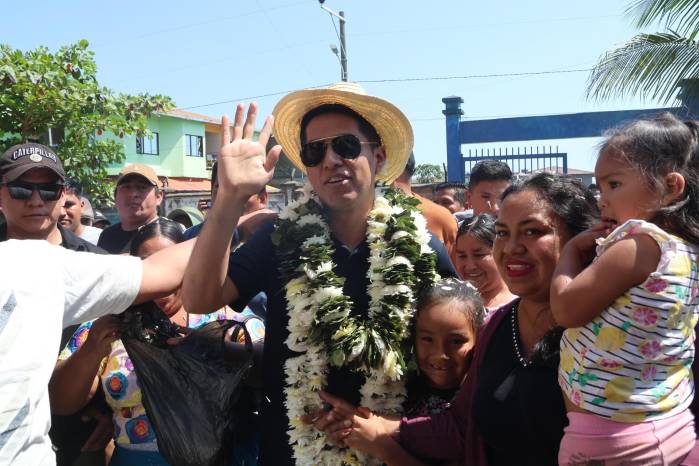 El candidato a la Presidencia de Bolivia Andrónico Rodríguez por Alianza Popular saluda luego de votar este domingo, en Entre Ríos. El candidato a la Presidencia de Bolivia Andrónico Rodríguez por Alianza Popular saluda luego de votar este domingo, en Entre Ríos.