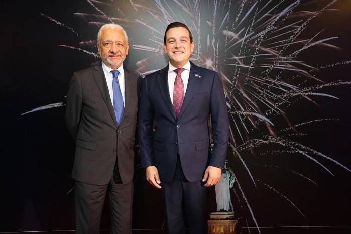 El administrador del Canal, Ricauter Vásquez, junto al embajador estadounidense. El administrador del Canal, Ricauter Vásquez, junto al embajador estadounidense.