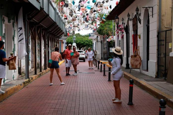 En la Calle de los Sombreros, ubicada en Calle Primera, se observan a turistas y visitantes captando sus mejores fotos para el recuerdo. En la Calle de los Sombreros, ubicada en Calle Primera, se observan a turistas y visitantes captando sus mejores fotos para el recuerdo.